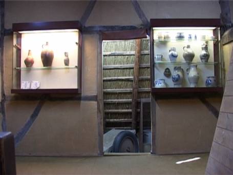 Niederrheinisches Freilichtmuseum : Hofanlage Hagen, Blick in das Dachgeschoss, Gebrauchskeramik